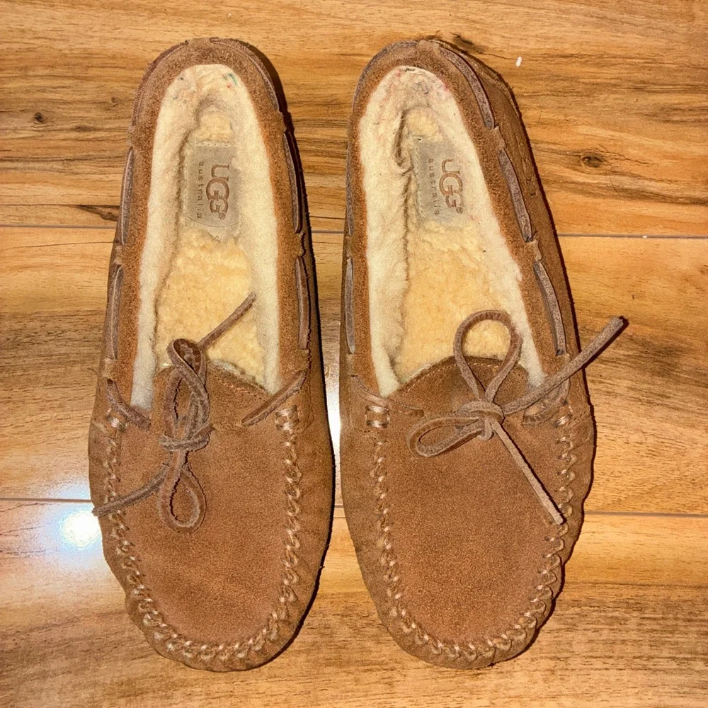 UGG Dakota moccasin slippers, chestnut- big kid size 4 (fit like women size 5.5)